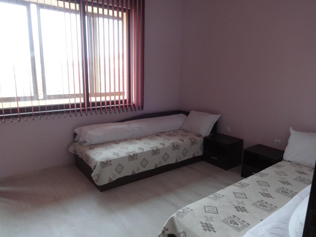 Guest House Karaulanov Elhovo  Extérieur photo