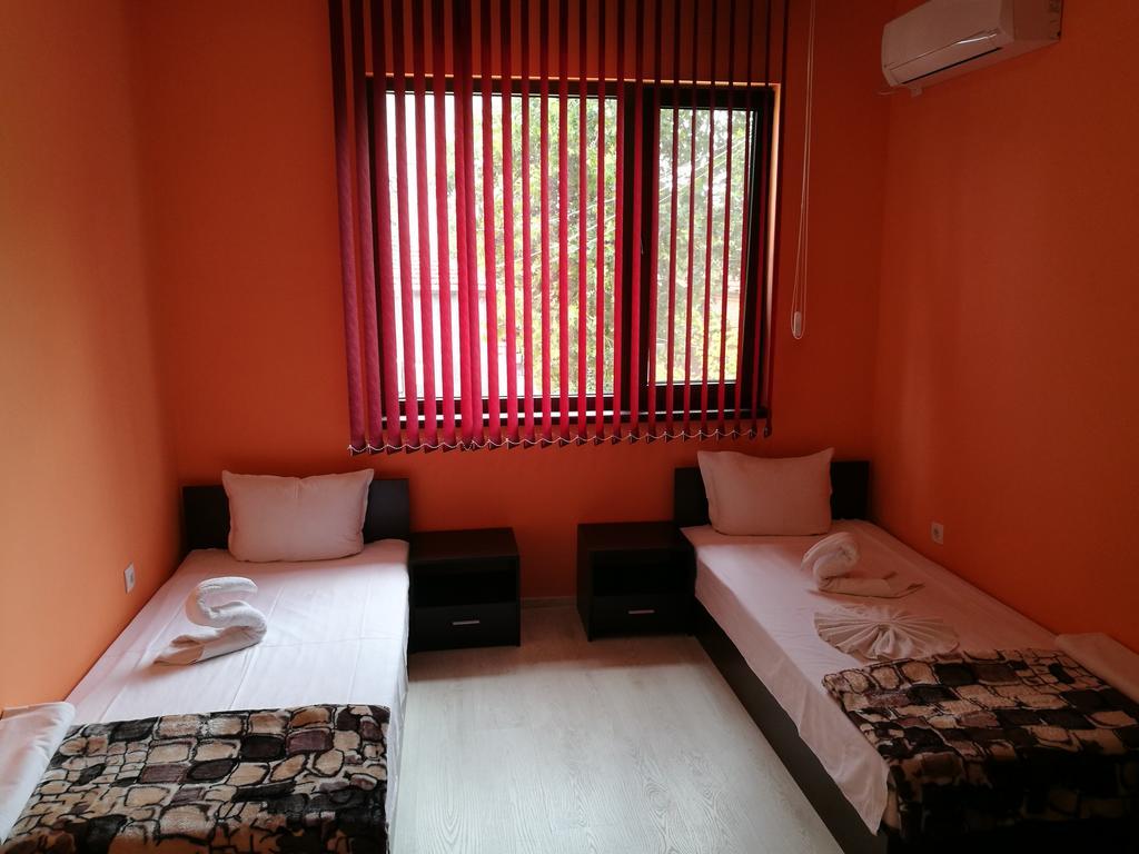 Guest House Karaulanov Elhovo  Extérieur photo