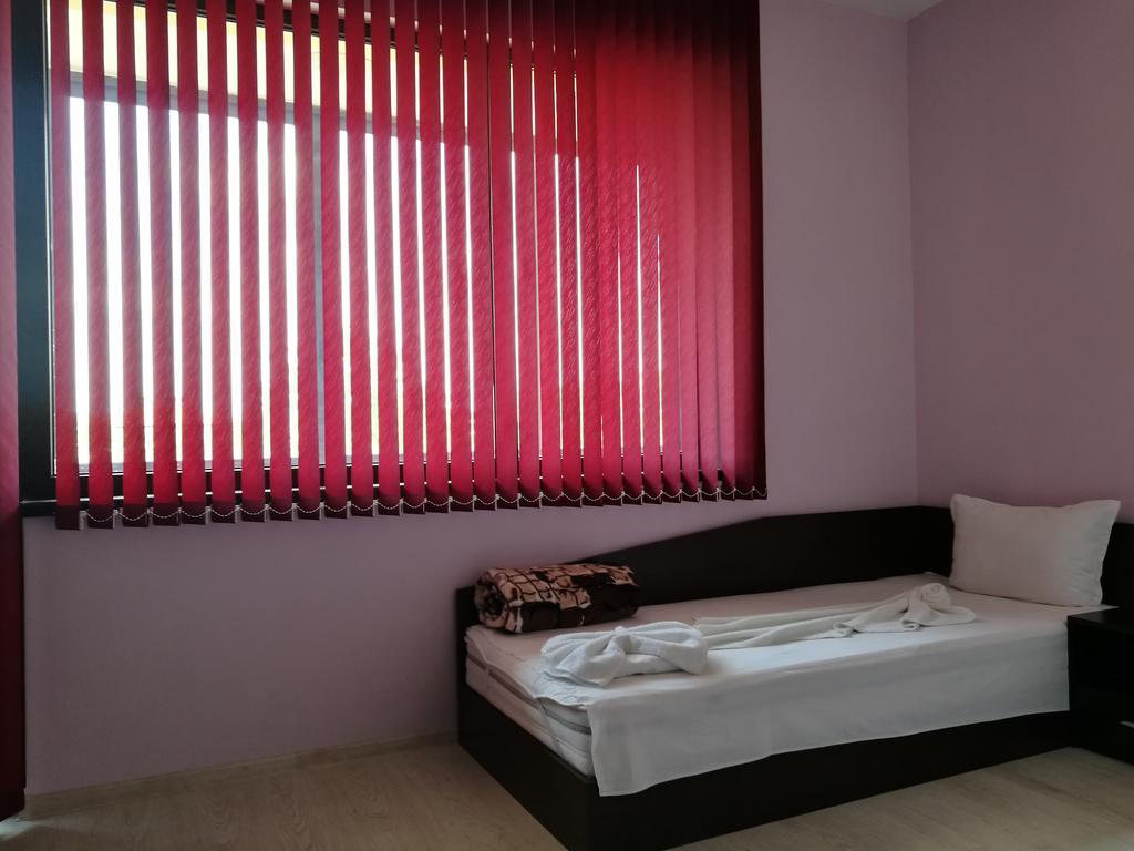 Guest House Karaulanov Elhovo  Extérieur photo