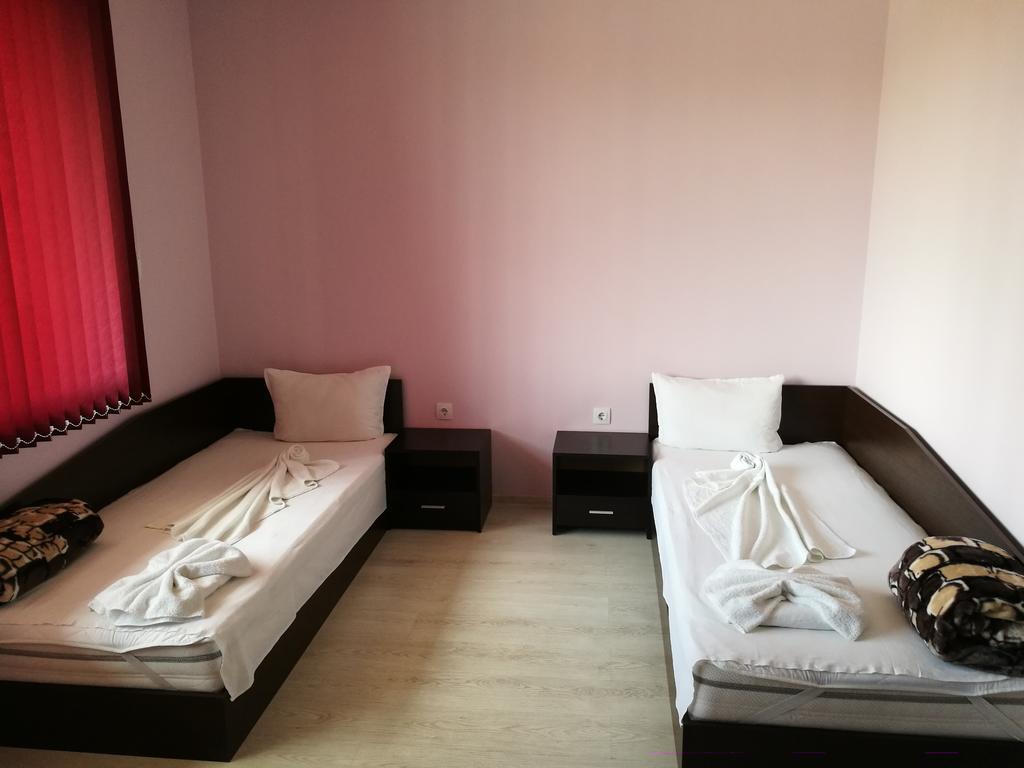 Guest House Karaulanov Elhovo  Extérieur photo