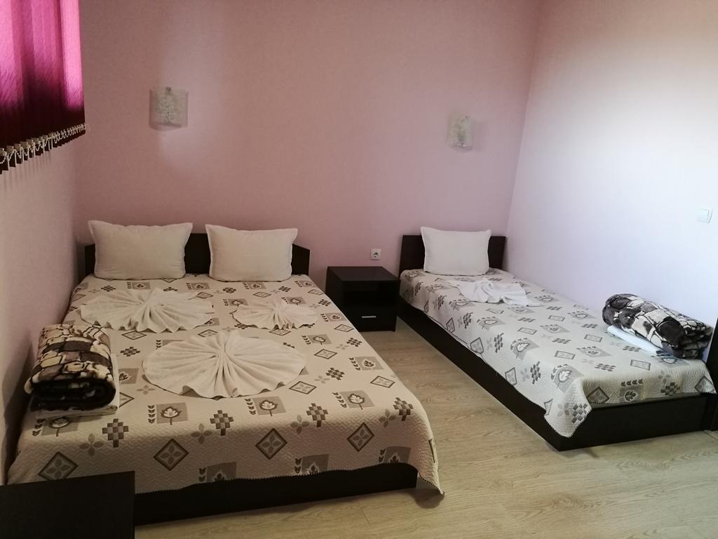 Guest House Karaulanov Elhovo  Extérieur photo